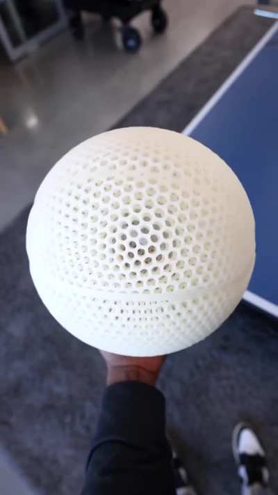 Компания Wilson начала продавать безвоздушные баскетбольные мячи. Они напечатаны на 3Д-принтере и прыгают совершенно бесшумно. Похоже, что их единственный минус &mdash; своими дырками они пугают трипофобов.