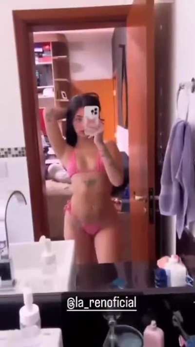 Stephany Ribeiro mostrando o bund&atilde;o 