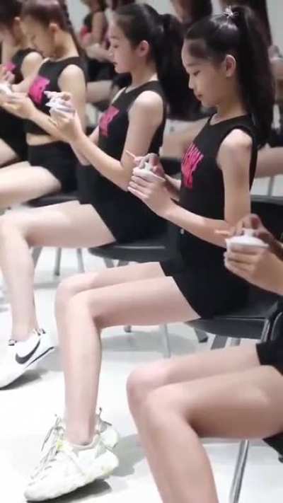 人民大会堂里给人民端茶倒水的宫女从小培养是不是😅