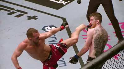 Respect to Sandhagen, how he didn't fold here I don't know. But Petr "No Mercy" Yan is next fucking level. Clown Champ shitting it right now.