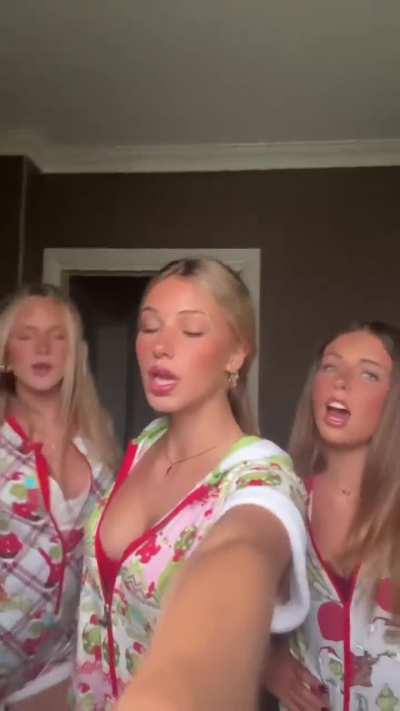 Sorority girls having fun at Christmas time! 🎄🎁 🧜&zwj;♀️❄️