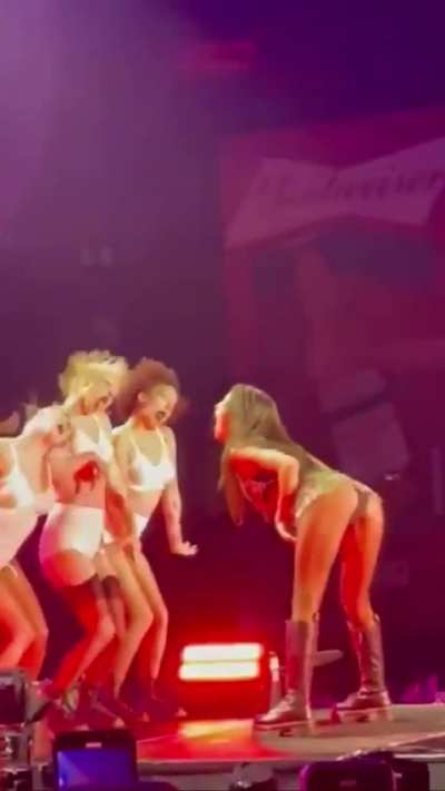 Ass shake