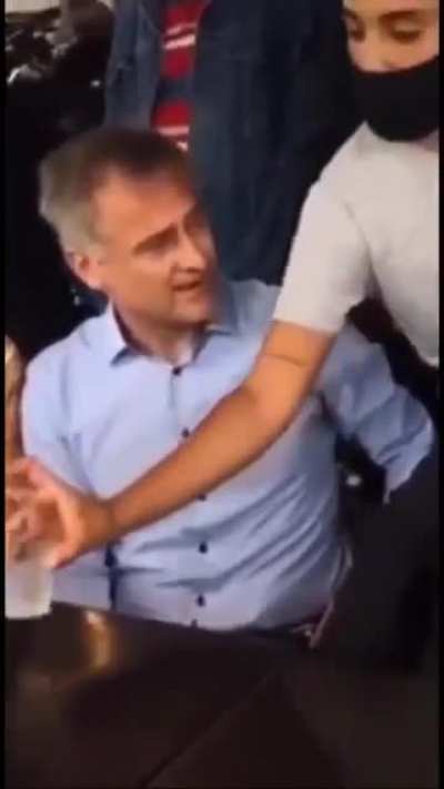 Macri en Rosario tomando algo