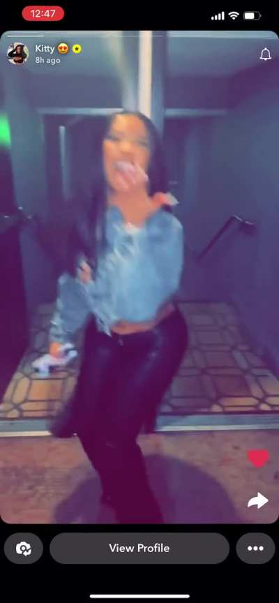 Love $eein&rsquo; her ass crack, gets me everytime 