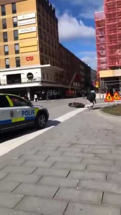 Guy on moped try&rsquo;s to escape the police.