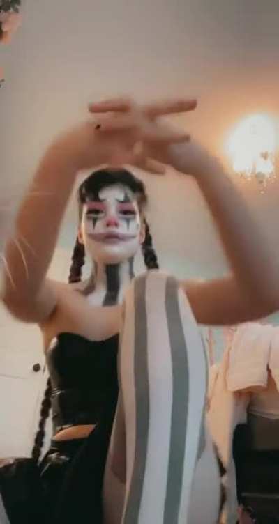 Clown cracks