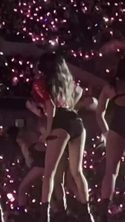 Cheeky Lisa 🍑