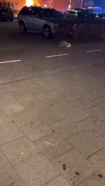 Video- Upplopp p&aring; Roseng&aring;rd i Malm&ouml; efter koranbr&auml;nningen, ungdomar kastar sten och sm&auml;llare p&aring; polis och br&auml;nner upp bilar och bussar.
