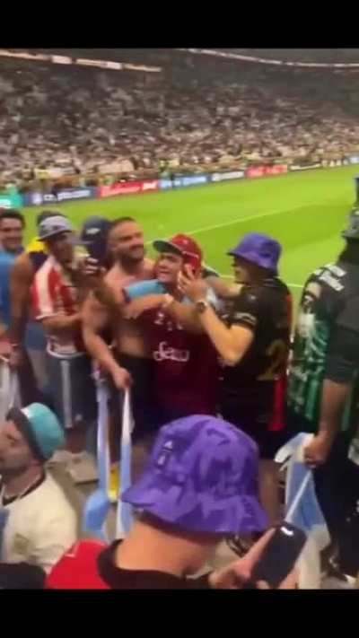 Urgente hay que hacer una misión diplomática a Qatar, están en prisión las pibas del topless en la final. Representan la cultura, el espíritu y la famosa carne argentina. No se las puede abandonar (Video relevante y NSFW)