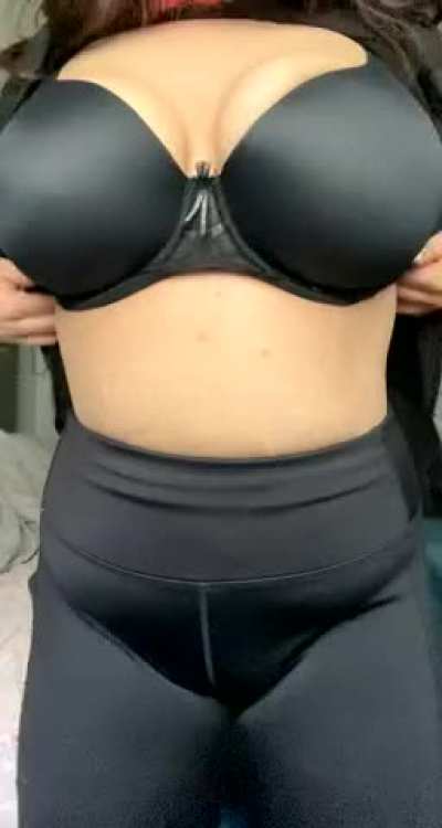 [OC] dropping out of my workout clothes.