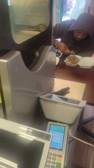 Ye went to a random restaurant in LA and the owner recorded him eating &eth;&shy;