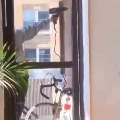 A handyman, she is not!!