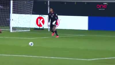 Jogando com os p&eacute;s.