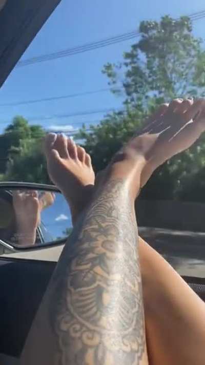 Even the wind and sun love kissing and caressing my feet ☀️