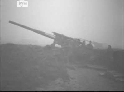 3.7-inch (94mm) AA guns used as artilhary against german positions in Nijmegen, Holanda 12/1944