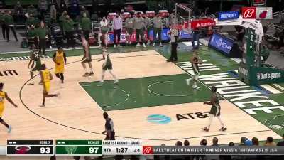 [Highlight] Ariza cuts the lead to 1 with a three (Lurker5719263845)
