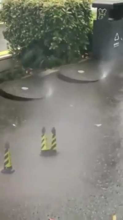 Quero achar esse v&iacute;deo, s&oacute; que vers&atilde;o BR. Vi no instagram ano passado e nunca mais achei. Era um tipo de funk tocando que combinava muito com a dan&ccedil;a e as tampas KKKKKKKK