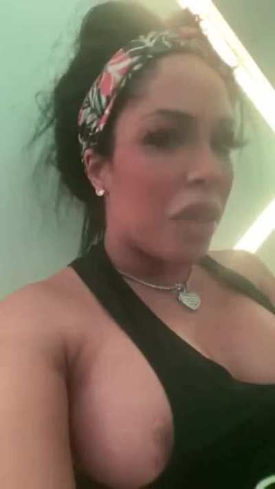 K singing her favorite song w her side boob out🍒