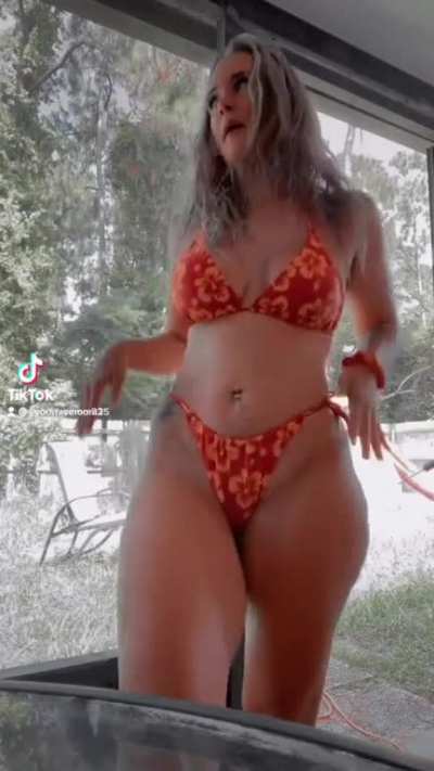 Who doesn&rsquo;t love a thick girl in a bikini?