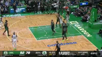 [Highlight] Giannis throws it up and off the backboard to himself for the two handed jam