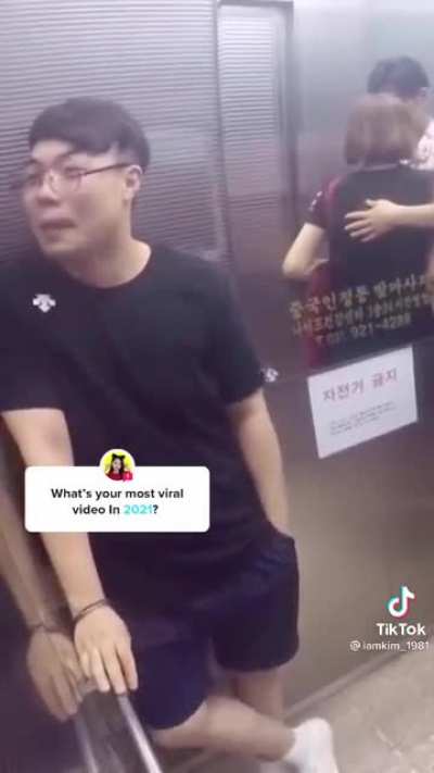 Guy try&rsquo;s not to laugh 😂