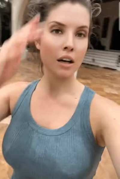 Popular model's real face shows up for 1/2 second?