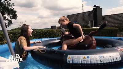 Bull riding im Pool&hellip; aus ihrer TVNow Doku