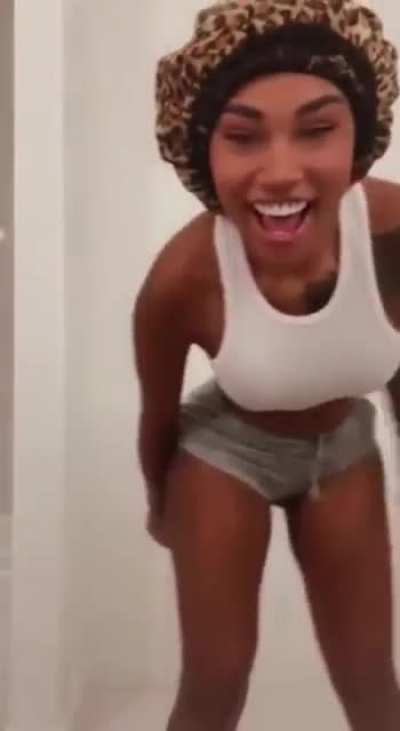 Jania Meshell clapping 👏🏾🍑