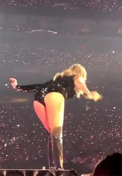 Probably been posted a thousand times. But I just can't get enough of the Taylor bend!! 😍 💦