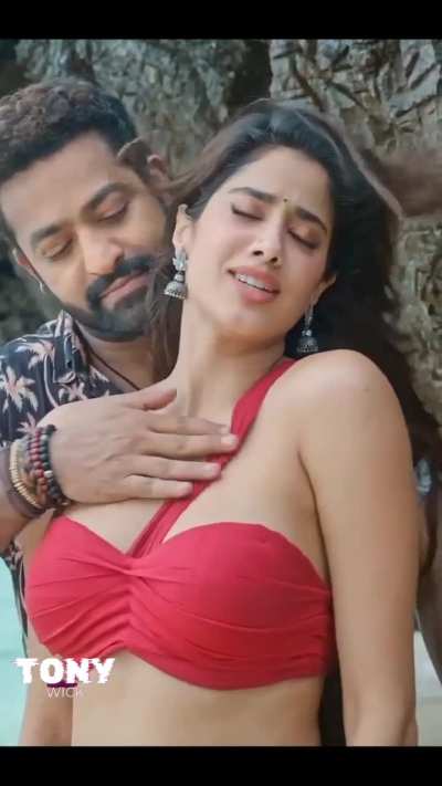 Janhvi Kapoor 🥵