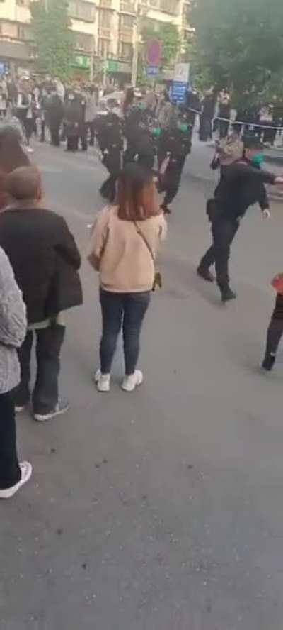 绵阳三台县出动特警镇压人群
