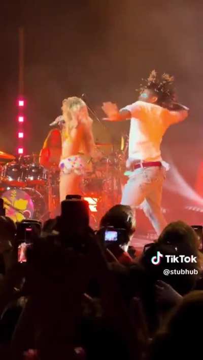 A fan stole the show at Zara Larsson&rsquo;s Brooklyn Night 1 Lush life dance