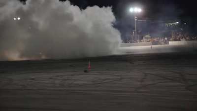 Lowrider competes in burnout competition. 🔥