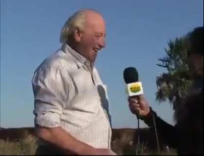 Un veterinario en Entre Ríos fue atropellado por una vaca en medio de una entrevista.