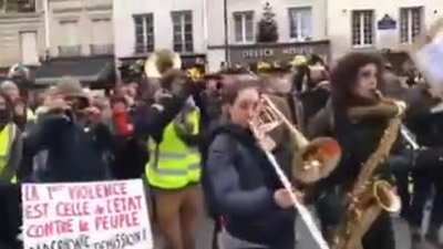 Cabros alguien sabe cual es el nombre de la canci&oacute;n?