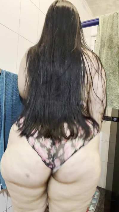This ass in motion.. are you fucking or hard pass?