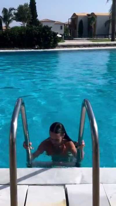 Laura steigt sexy aus nem Pool