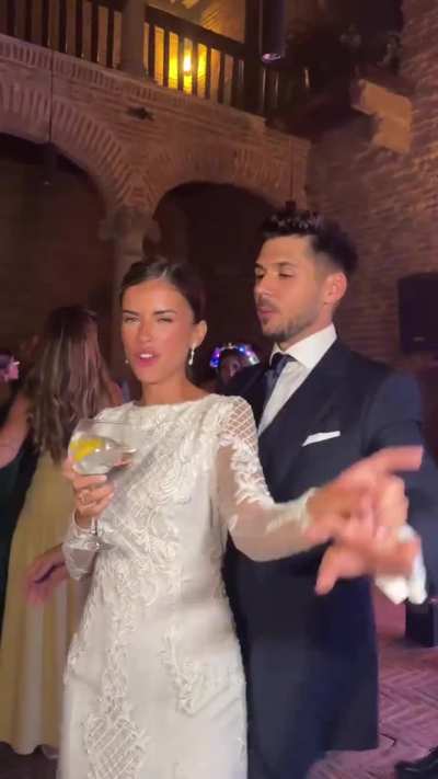 Una cosa que no entiendo es como en un d&iacute;a tan especial como el de tu boda tienes tiempo para esto...? hasta el novio parece inc&oacute;modo no o soy yo??