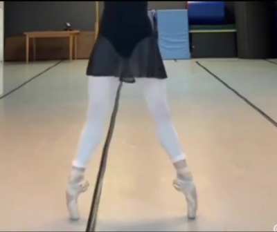 How to do echappé on pointe like that ?: