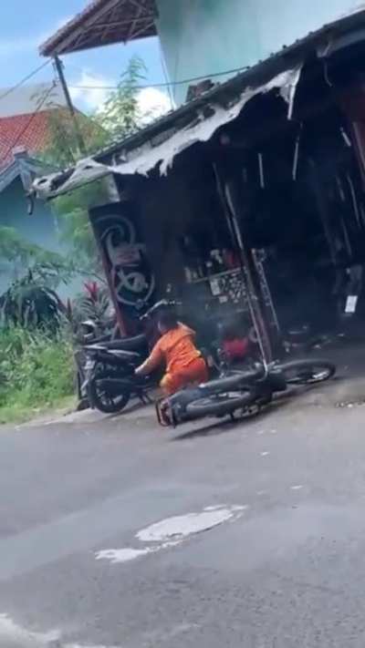 At his age it is not yet time to drive his own motorcycle. Parents who let their children who are not old enough to use motorized vehicles must be prepared for the consequences if their children are on the road.