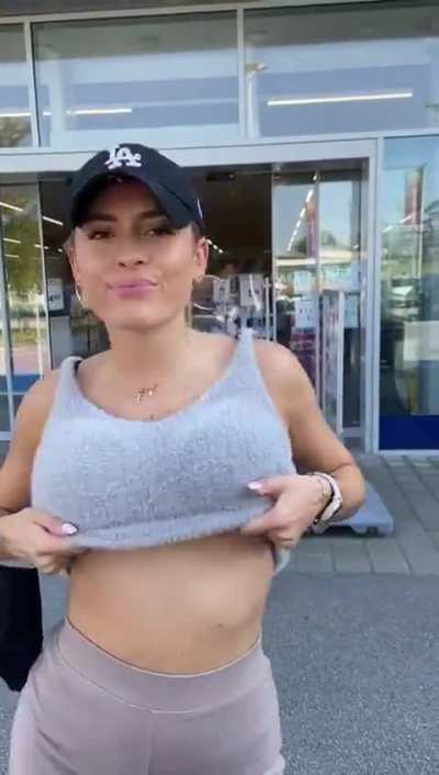 Fit Babe Flashes