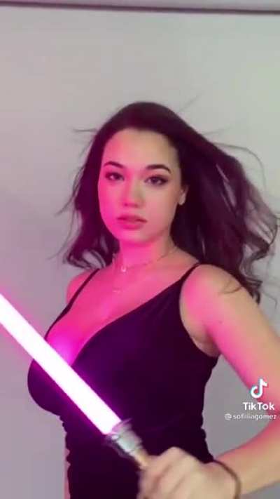 Sofia showing us cleavage again 🤤