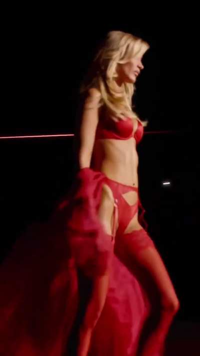 A blonde bombshell Bella Hadid hit glamorously the 2025 Victoria's Secret Fashion Show runway &hearts;️ October 15,2025