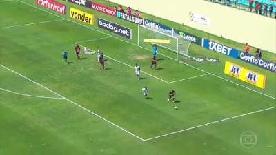 Dois demente do mesmo time disputando a bola um com o outro, acabaram perdendo o gol.