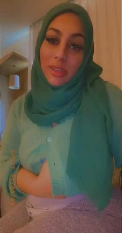 Hijabi teasing tits!