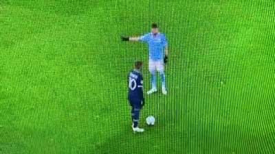 Mahrez: "This way, Neymar"