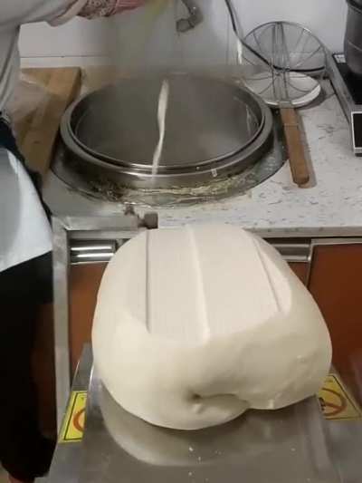 Noodle cutting machine also handles the flinging