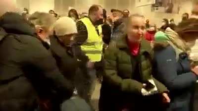 Thousands of Berlin residents waiting at central Station offering refugees a place to stay