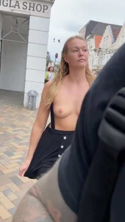 F&aring;r jag sitta p&aring; dig i public?