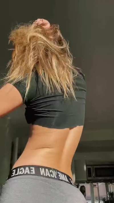 Crop top hottie